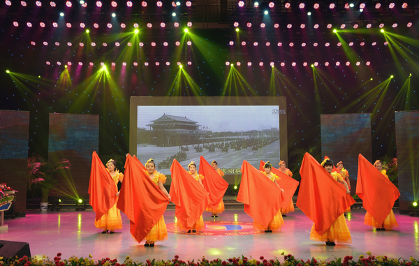 新華集團(tuán)舉辦“2015年金秋文藝晚會暨授牌典禮” 第 2 張