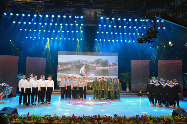 新華集團(tuán)舉辦“2015年金秋文藝晚會暨授牌典禮” 第 3 張