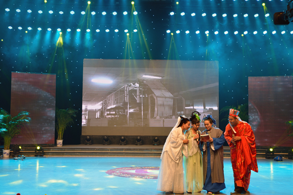 新華集團(tuán)舉辦“2015年金秋文藝晚會暨授牌典禮” 第 4 張