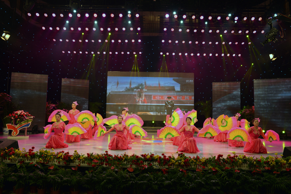 新華集團(tuán)舉辦“2015年金秋文藝晚會暨授牌典禮” 第 5 張