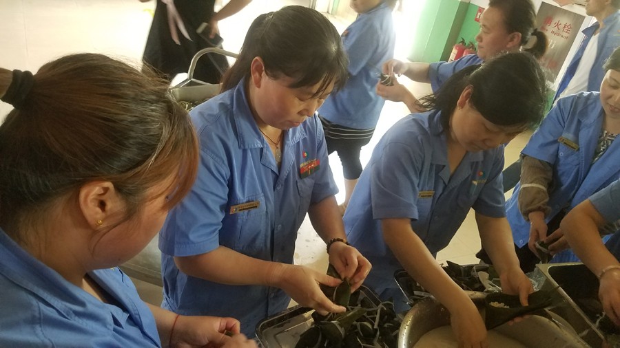 集團開展“我們的節(jié)日——端午節(jié)包粽子”比賽 第 2 張