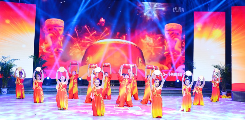 新華集團(tuán)2017年榮譽(yù)員工授牌典禮 暨迎新晚會(huì)隆重舉行 第 2 張