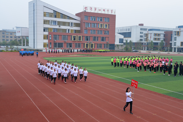 “團結拼搏，打造百年新華” 臨沂新華二〇一八年春季田徑運動會隆重舉行 第 3 張