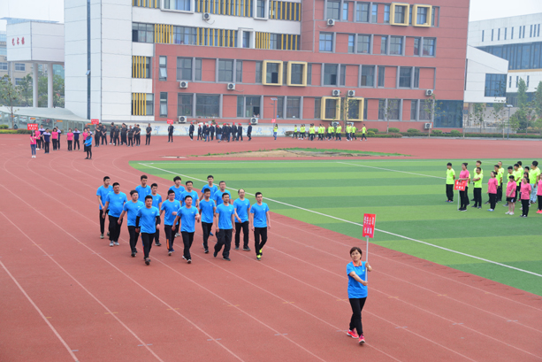 “團結拼搏，打造百年新華” 臨沂新華二〇一八年春季田徑運動會隆重舉行 第 4 張