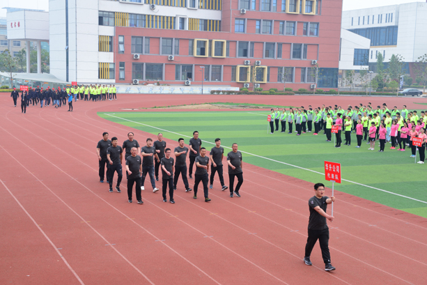 “團結拼搏，打造百年新華” 臨沂新華二〇一八年春季田徑運動會隆重舉行 第 11 張