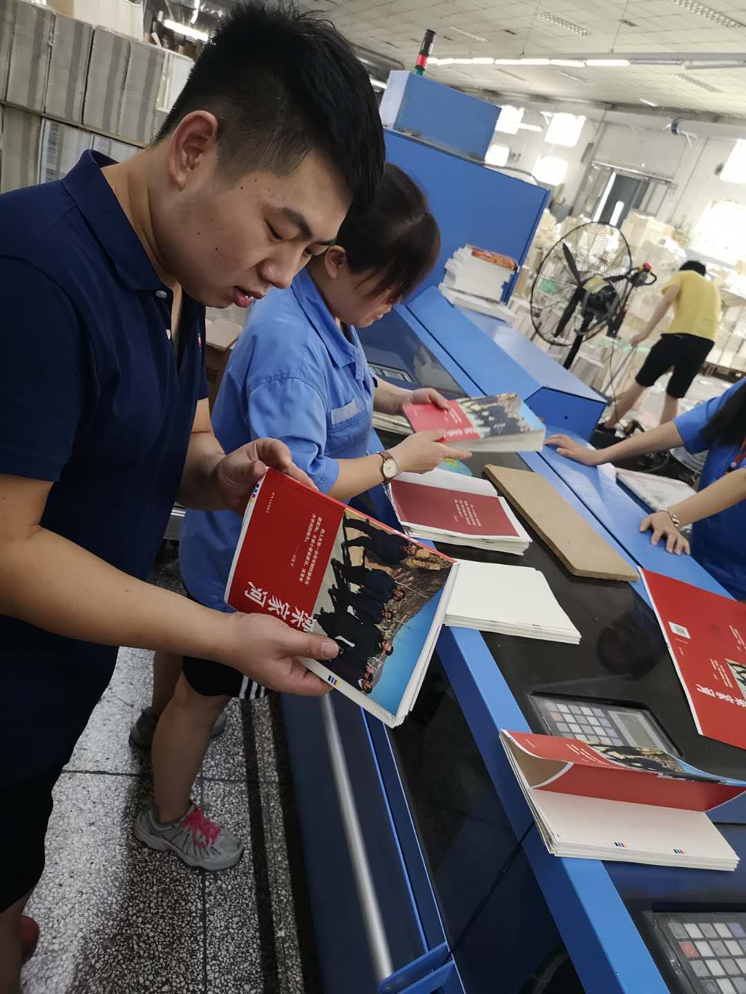 臨沂新華全力以赴保障習(xí)近平系列黨政閱讀用書《 梁家河》印制工作 第 7 張