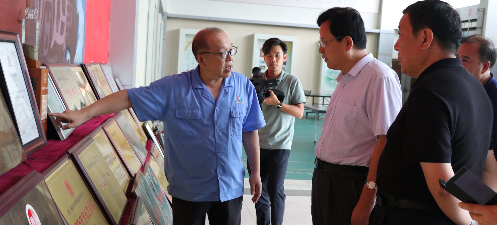 市政協(xié)主席、黨組書記徐濤蒞臨新華集團視察調(diào)研工作 第 3 張