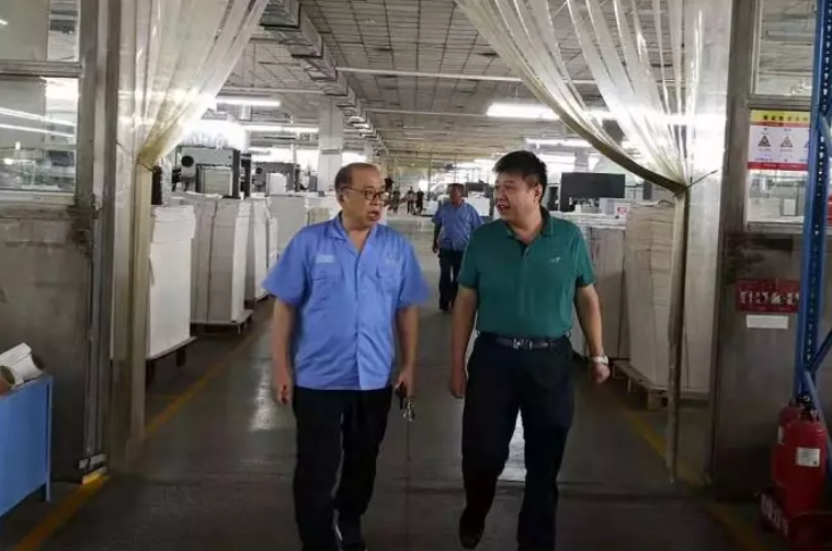 山東出版?zhèn)髅焦煞萦邢薰绢I(lǐng)導(dǎo)蒞臨臨沂新華檢查指導(dǎo)2019年秋季教材印制工作 第 1 張